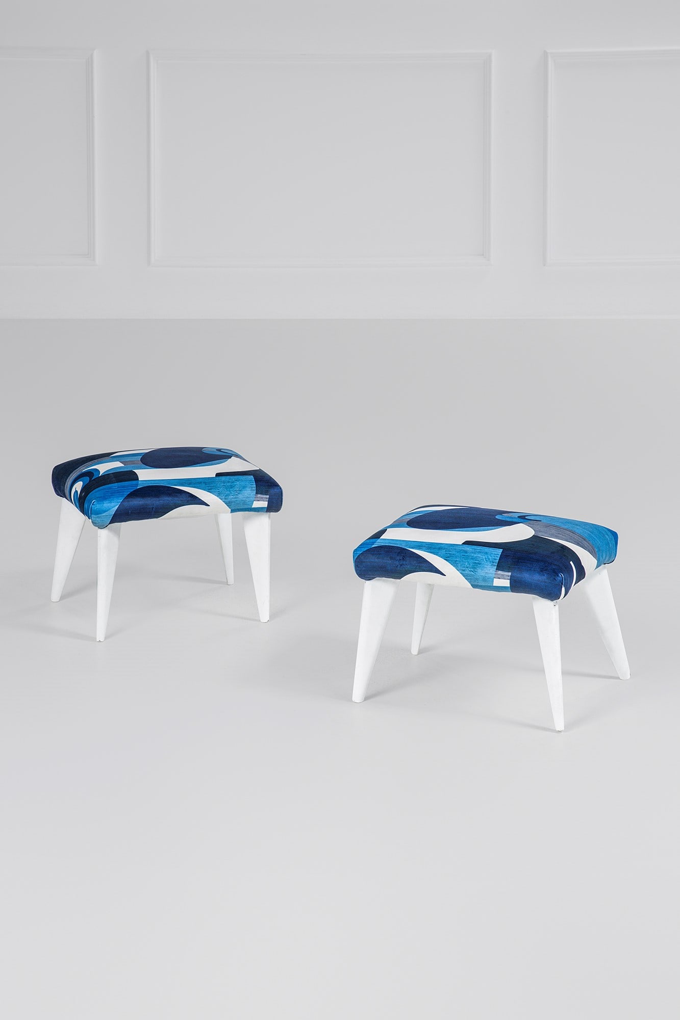 Due piccoli sgabelli: Due piccoli sgabelli Legno laccato, tessuto. 1950 ca. cm 35x40x45