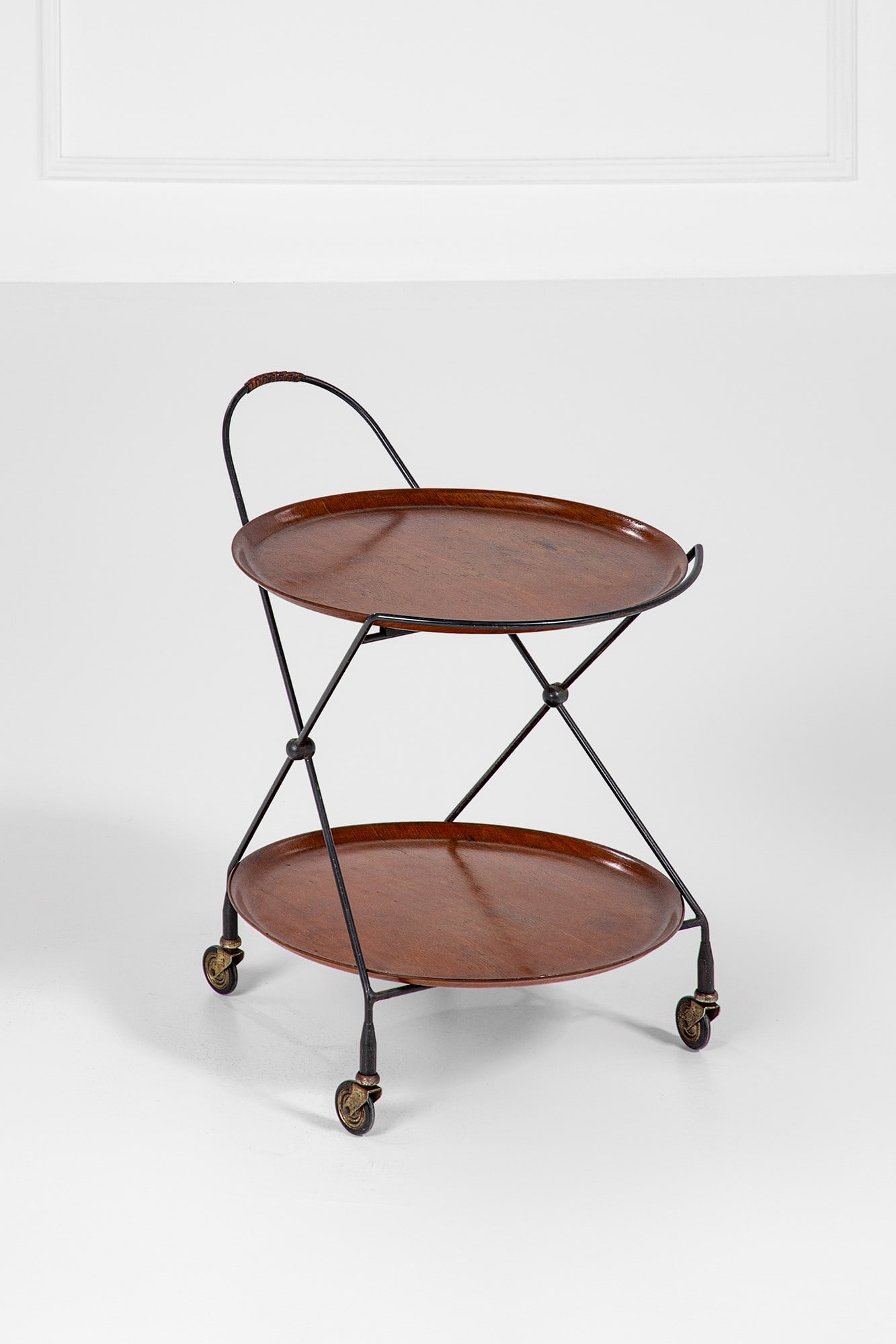 I.S.A.. Carrello a due ripiani: Carrello a due ripiani Legno impiallacciato, midollino, metallo verniciato. Prod. I.S.A., 1950 ca. Etichetta del produttore. cm 64x57x45