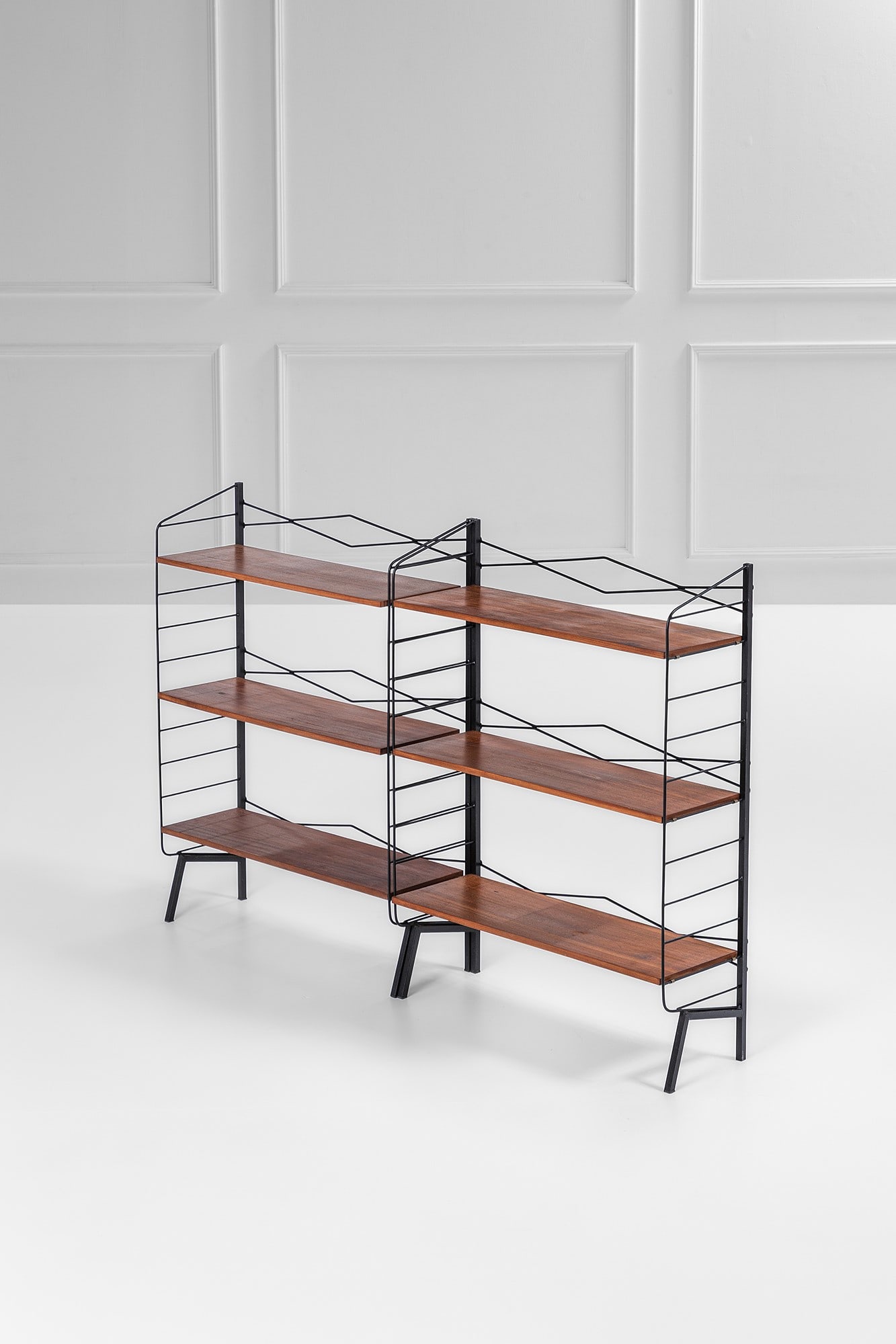 La Permanente Mobili Cantù. Due étagères: Due étagères Tondino metallico verniciato, legno impiallacciato. Prod. La Permanente Mobili Cantù, 1950 ca. Etichetta del produttore. cm 107x83x23