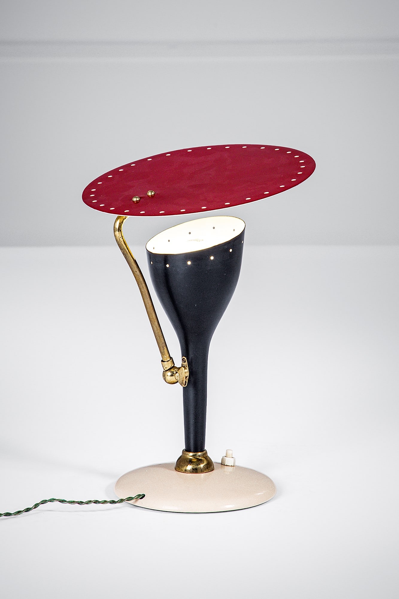 Lampada da tavolo con paralume orientabile: Lampada da tavolo con paralume orientabile Metallo traforato verniciato, ottone. 1950 ca. cm 28x24x21
