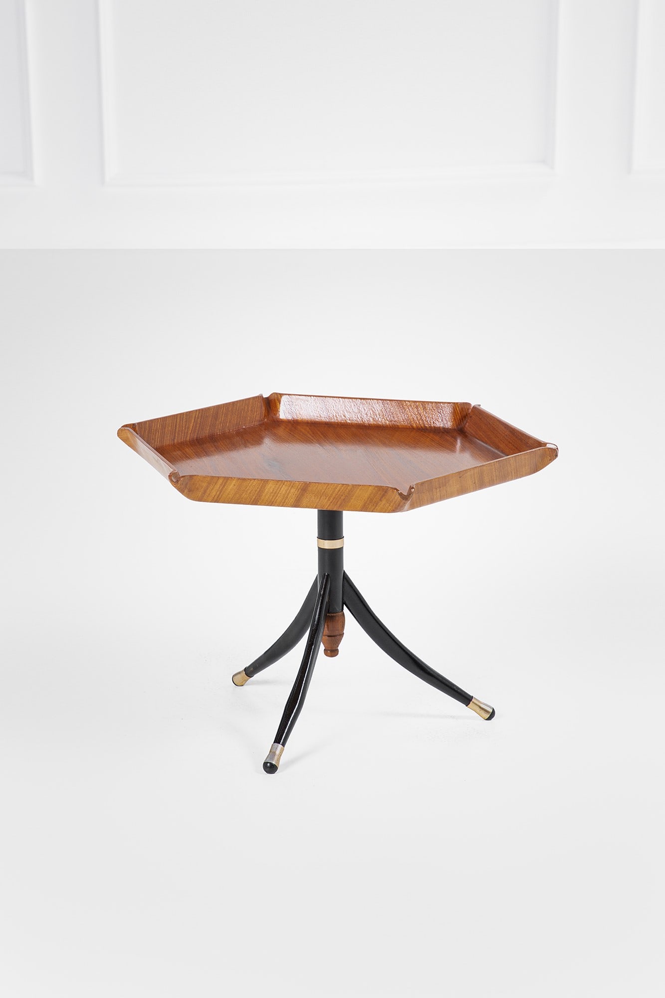 Tavolino a vassoio: Tavolino a vassoio Legno impiallacciato, legno ebanizzato, ottone. 1950 ca. cm 44x55x65