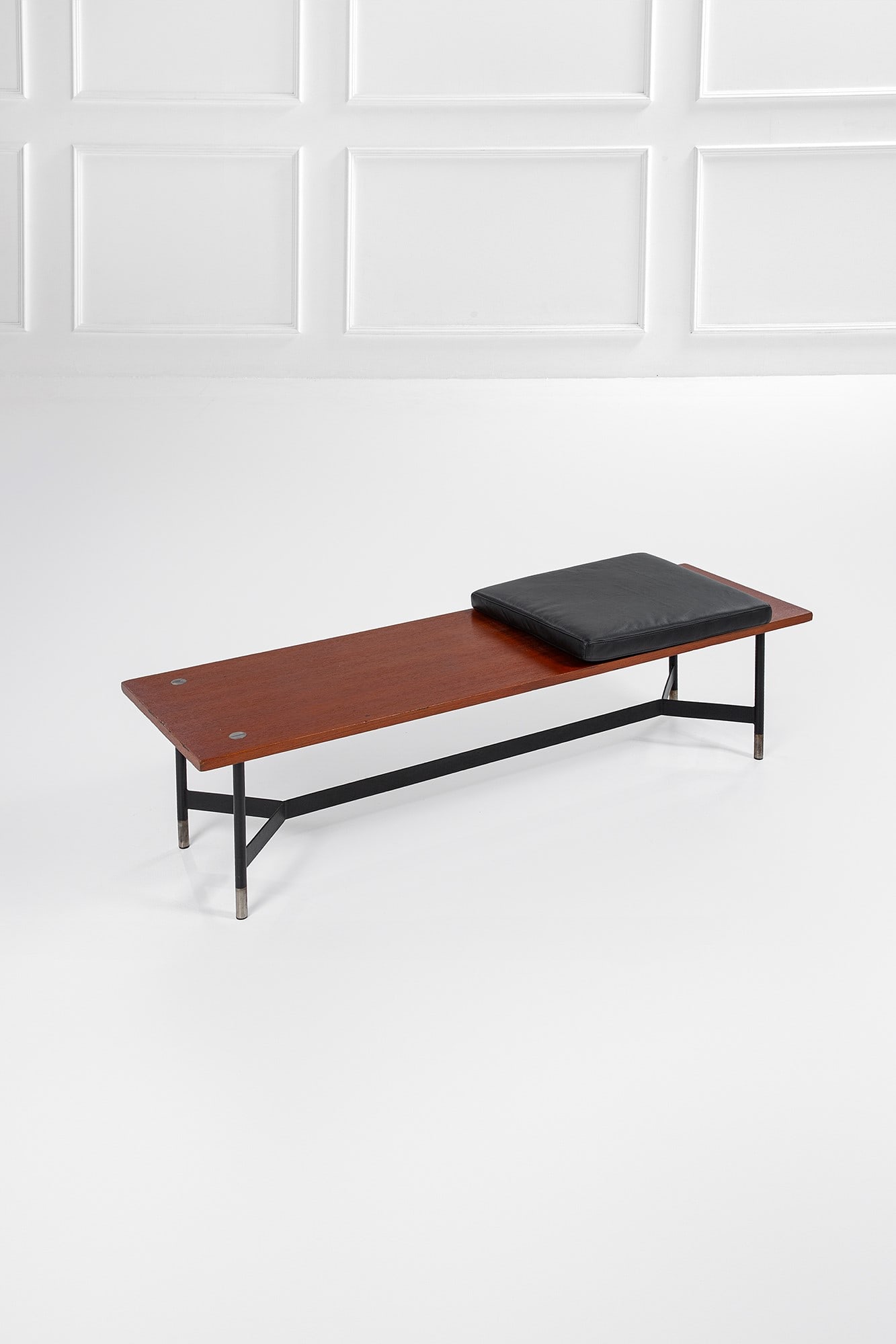 Giuseppe Rossi di Albizzate. Panca: Panca Legno impiallacciato, ferro verniciato, metallo nichelato, pelle. Prod. Rossi di Albizzate, 1960 ca. Marchio del produttore. cm 36x150x45 Literature: La rivista dell'Arredamento.