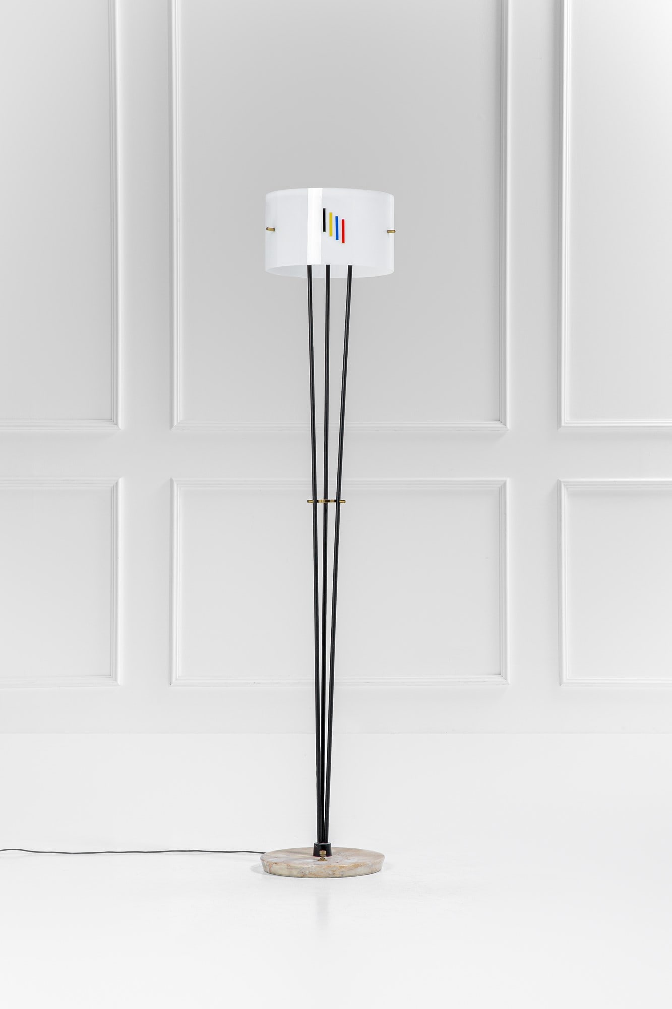 Angelo Brotto (attr.). Lampada da terra: Lampada da terra Ottone, metallo verniciato, metacrilato curvato e decorato. Prod. Esperia, 1960 ca. h cm 176, diam. cm 35