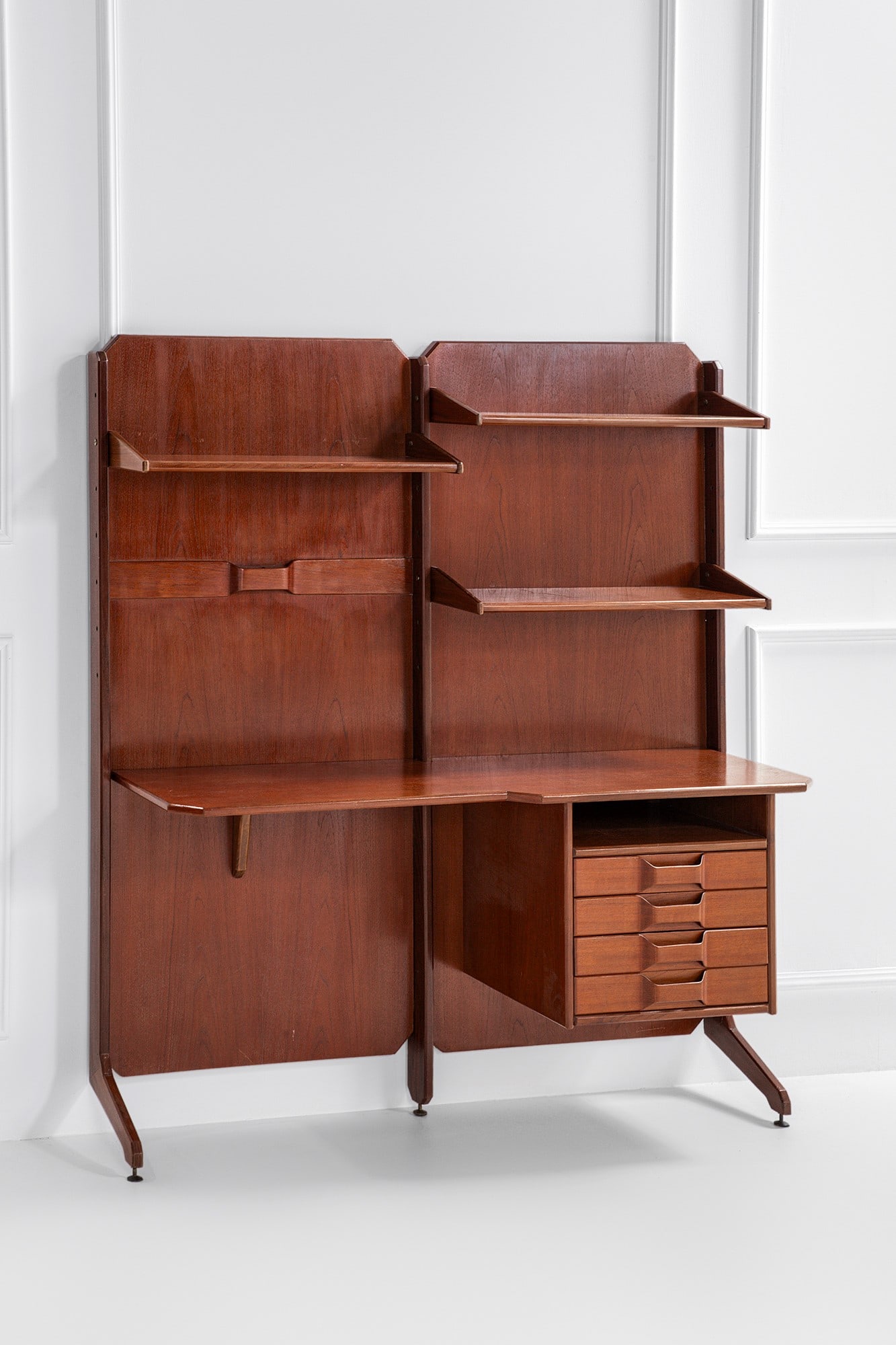 Libreria a due campate: Libreria a due campate Mensole, scrittoio con cassettiera. Legno impiallacciato, legno massello, ottone. 1950 ca. cm 170x150x50