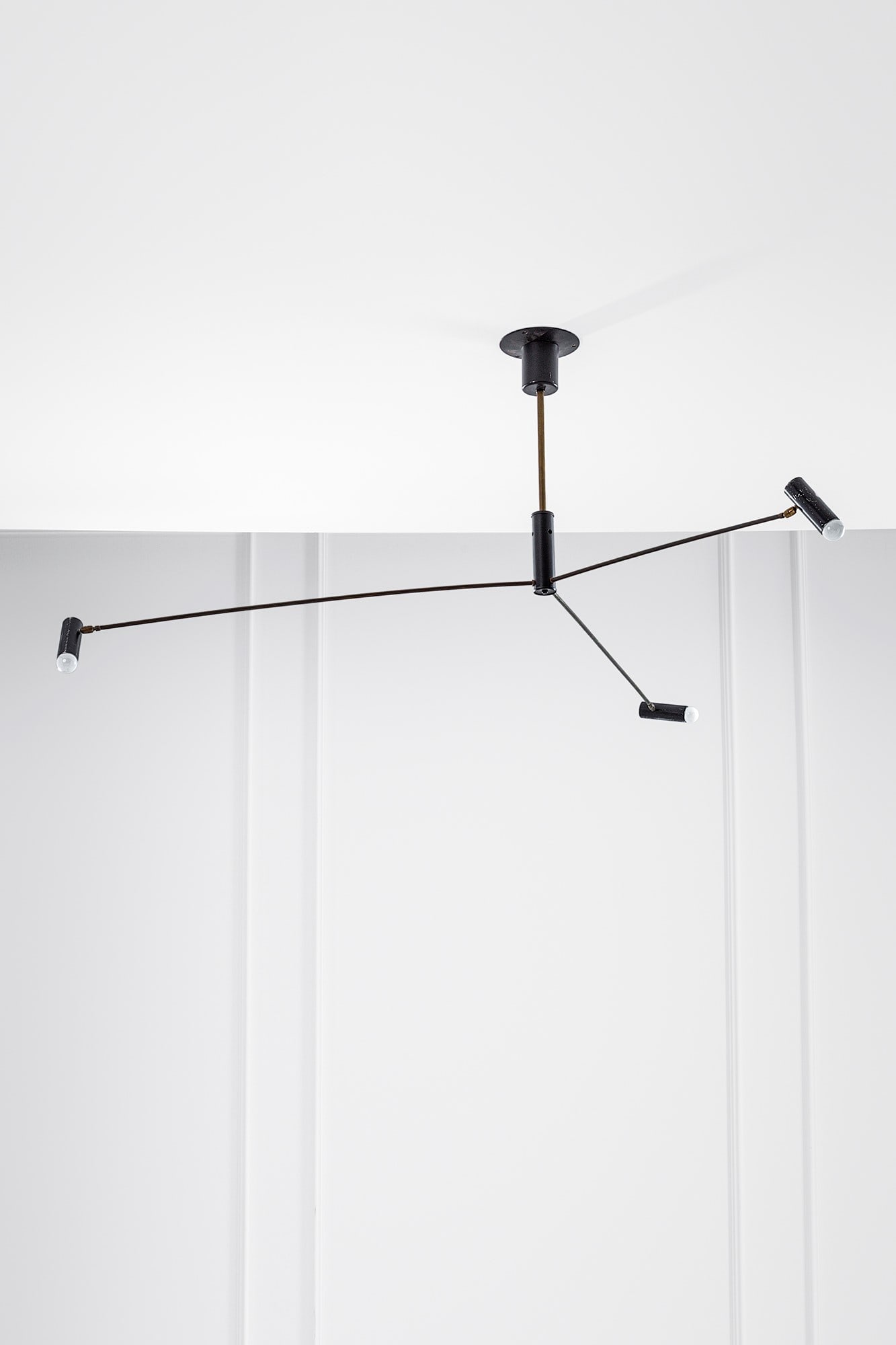 Lampadario a tre luci: Lampadario a tre luci Metallo verniciato, ottone. 1950 ca. cm 60x110x80