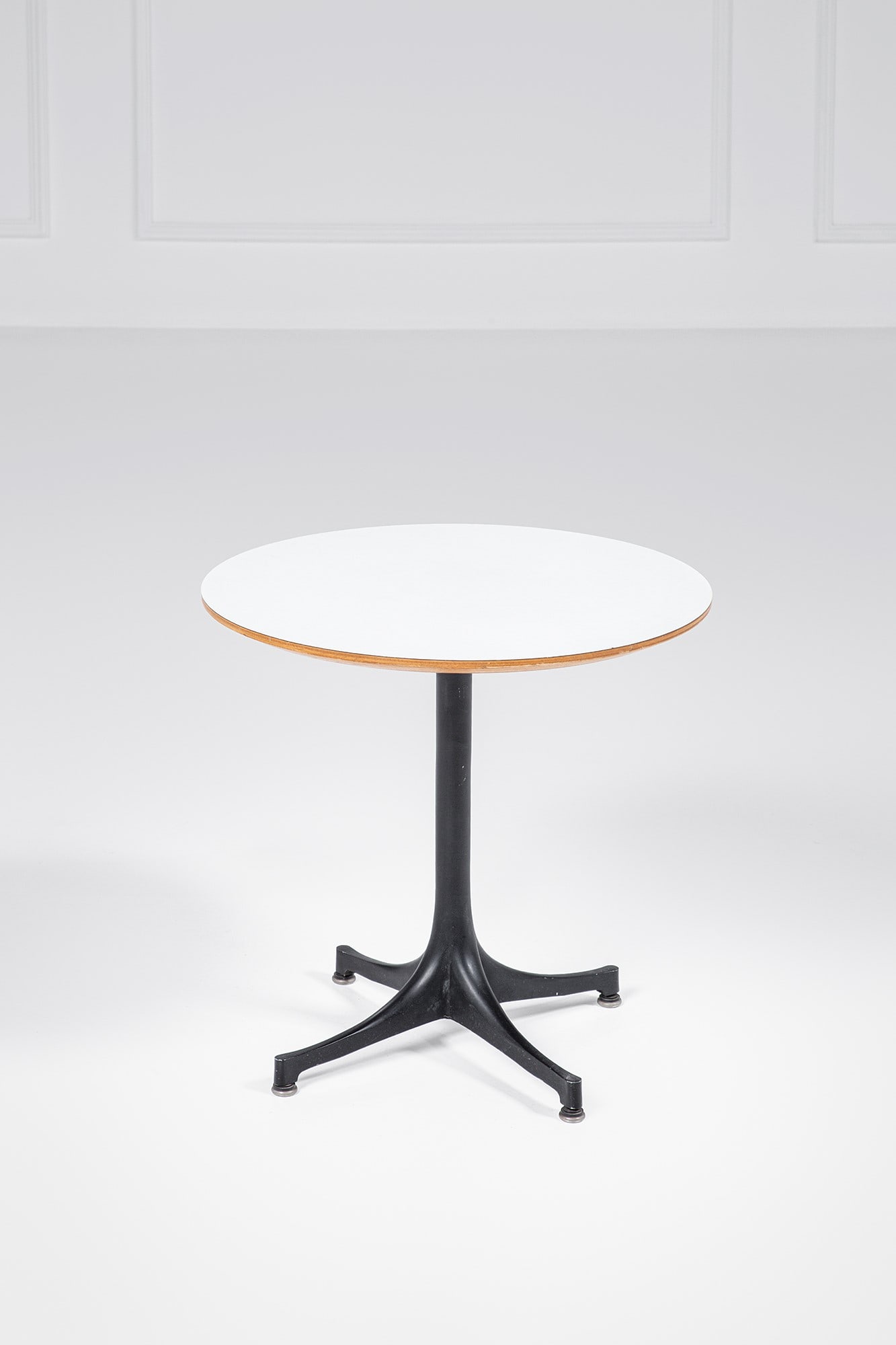 George Nelson. Tavolo basso mod. 5453: Tavolo basso mod. 5453 Legno laminato, alluminio verniciato, acciaio. Prod. Herman Miller, 1950 ca. h cm 56, diam. cm 58