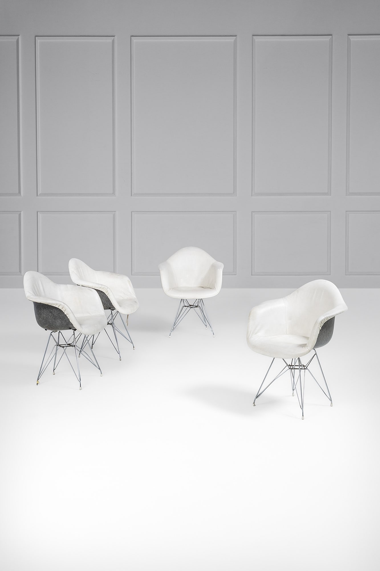 Charles e Ray Eames. Quattro poltrone mod. DKR Armchair: Quattro poltrone mod. DKR Armchair Acciaio cromato, fibra di vetro, similpelle. Prod. Herman Miller, 1960 ca. cm 81x65x54