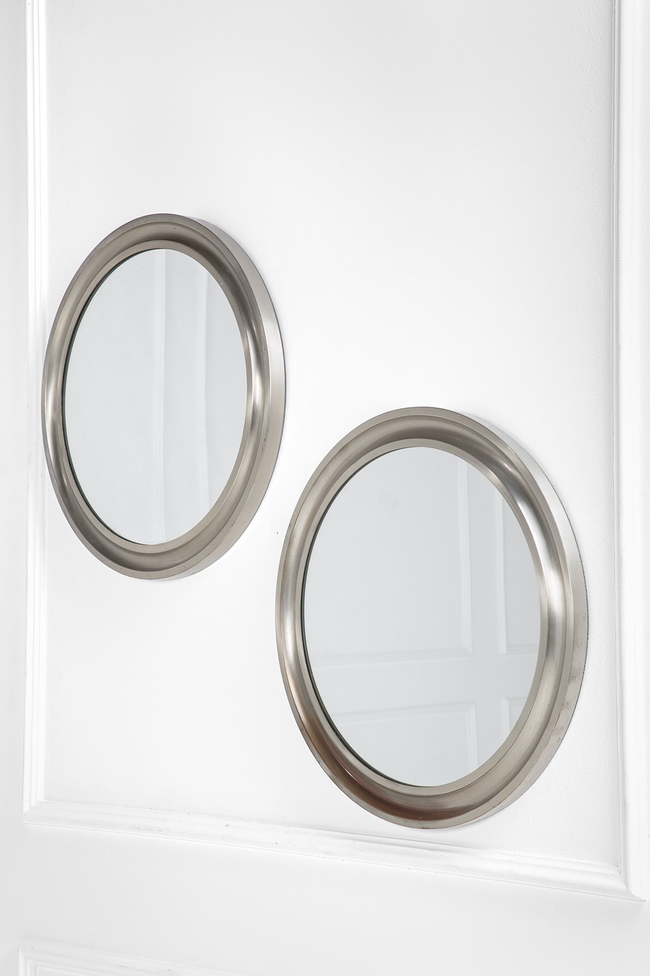 Sergio Mazza. Due specchi da parete mod. Narciso (modello grande): Due specchi da parete mod. Narciso (modello grande) Ottone nichelato, vetro specchiato. Prod. Studio Artemide, 1960 ca. diam. cm 62, diam. cm 4