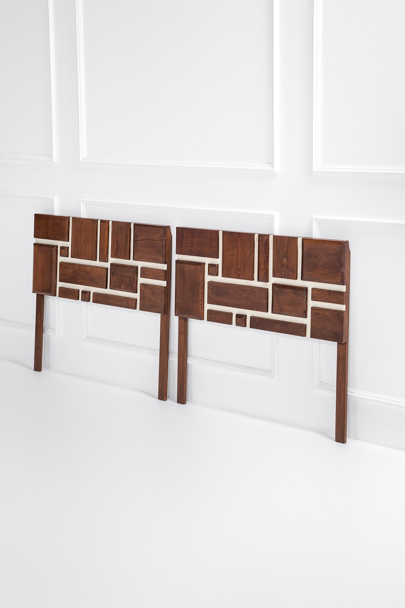 Ico Parisi (attr.). Due testate di letto: Due testate di letto Legno massello, legno laccato e legno naturale. 1950 ca. cm 95x105x7