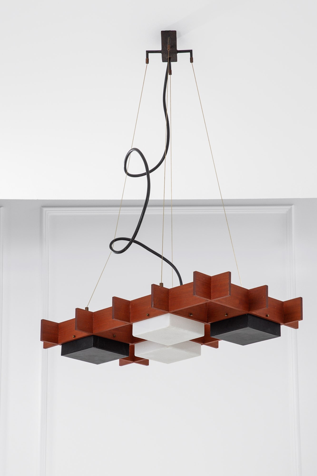 Angelo Brotto (attr.). Lampadario: Lampadario Legno massello, metacrilato lattimo e nero, ottone. Prod. Esperia, 1960 ca. cm 109x84x48