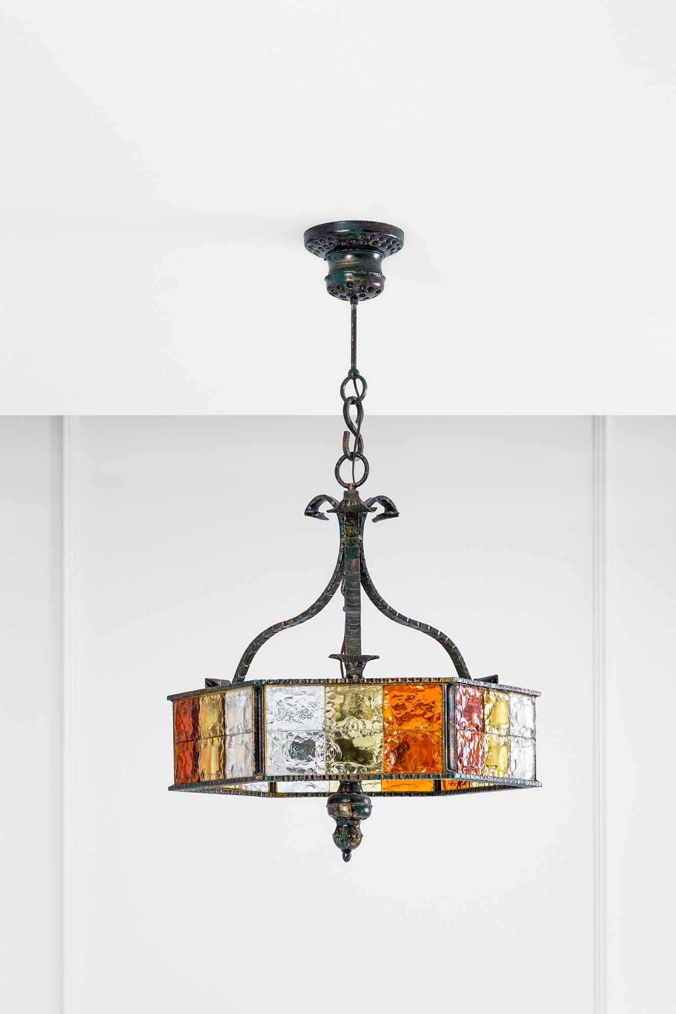 Poliarte (attr.). Lampadario: Lampadario Metallo martellato, elementi in vetro colorato e trasparente lavorato a spacco. Prod. Poliarte, 1970 ca. cm 94x73x55