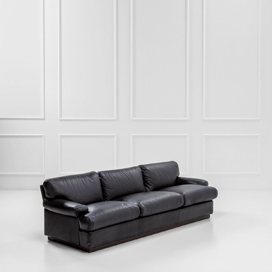 Vico Magistretti. Divano mod. 928: Divano mod. 928 Struttura interna in legno, pelle. Prod. Cassina, 1968 ca. cm 72x240x90 Literature: G. Gramigna, Repertorio del design italiano 1950-2000. Per l'arredamento domestico, Allemandi & C.,