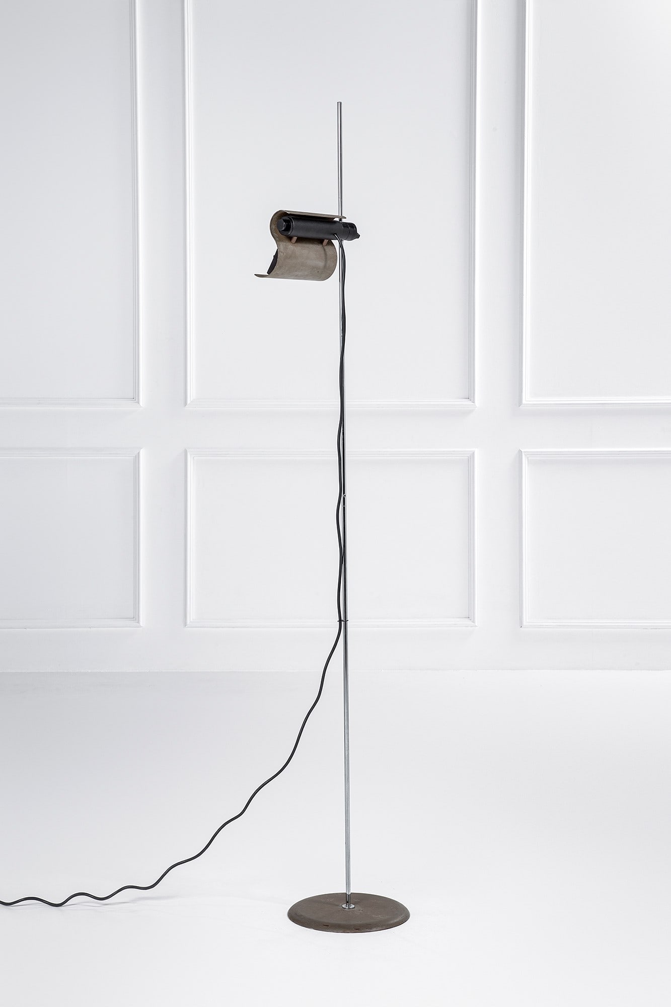 Vico Magistretti. Lampada da terra mod. DIM 333: Lampada da terra mod. DIM 333 Acciaio verniciato, metallo cromato, alluminio verniciato. Prod. O-Luce, 1975 ca. Etichetta del produttore. h cm 198, riflettore cm 27x18