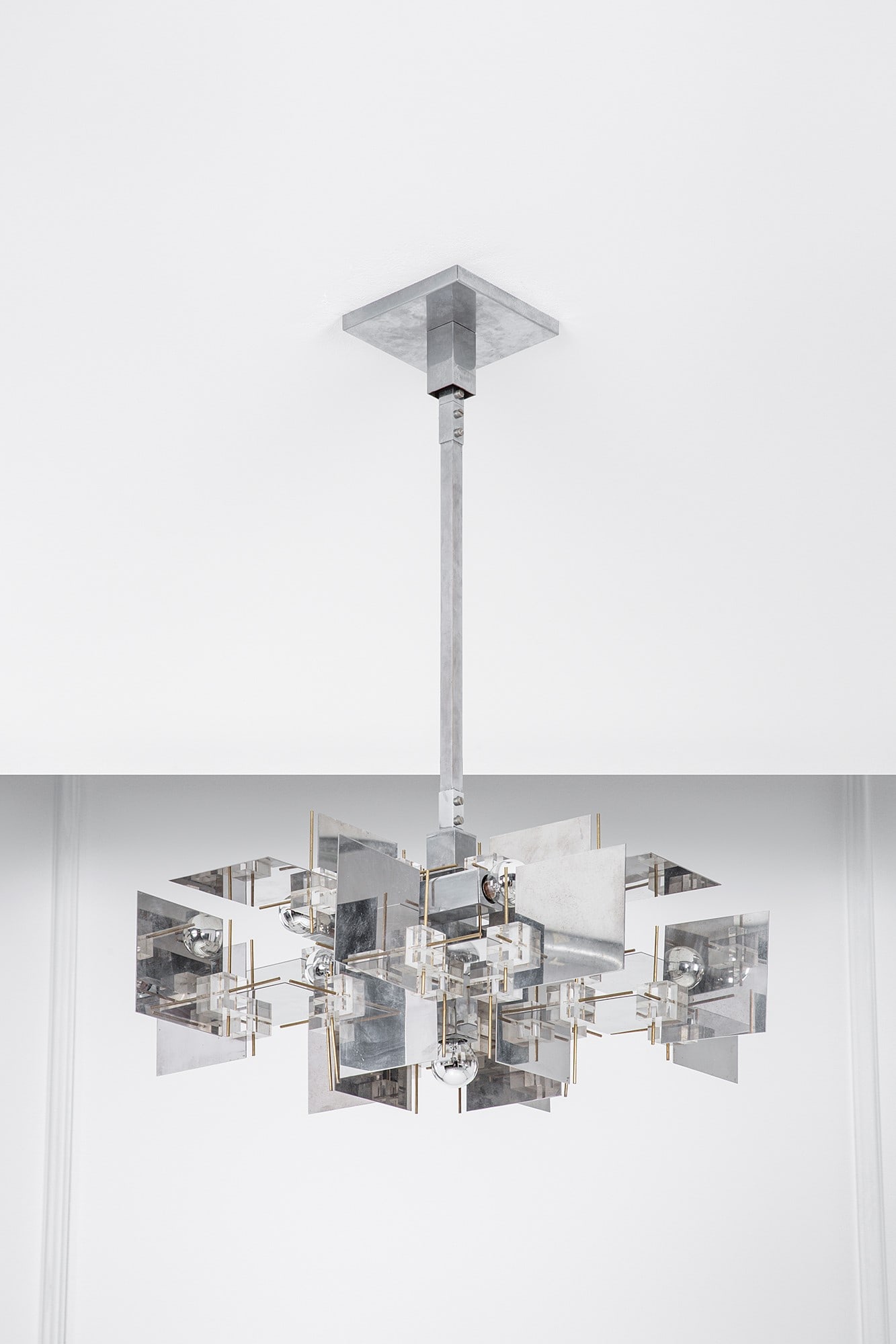 Sciolari. Lampadario: Lampadario Metallo cromato, ottone, metacrilato trasparente. Prod. Sciolari, 1970 ca. Etichetta del produttore. cm 85x60x60