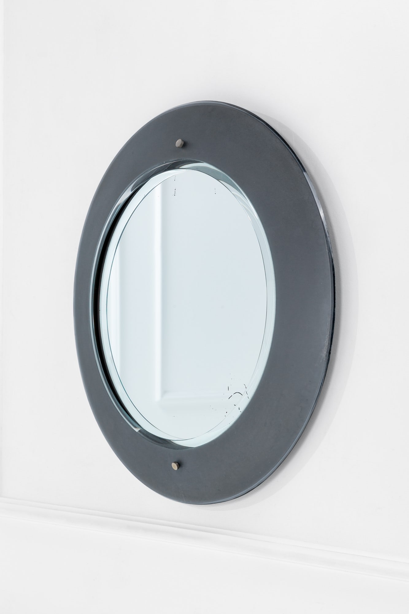 Max Ingrand. Specchio mod. 2104: Specchio mod. 2104 Cristallo colorato, cristallo trasparente molato, ottone nichelato. Prod. Fontana Arte, 1960 ca. diam. cm 70, prof. cm 8 Literature: Quaderni di Fontana Arte n. 2, p. 30.