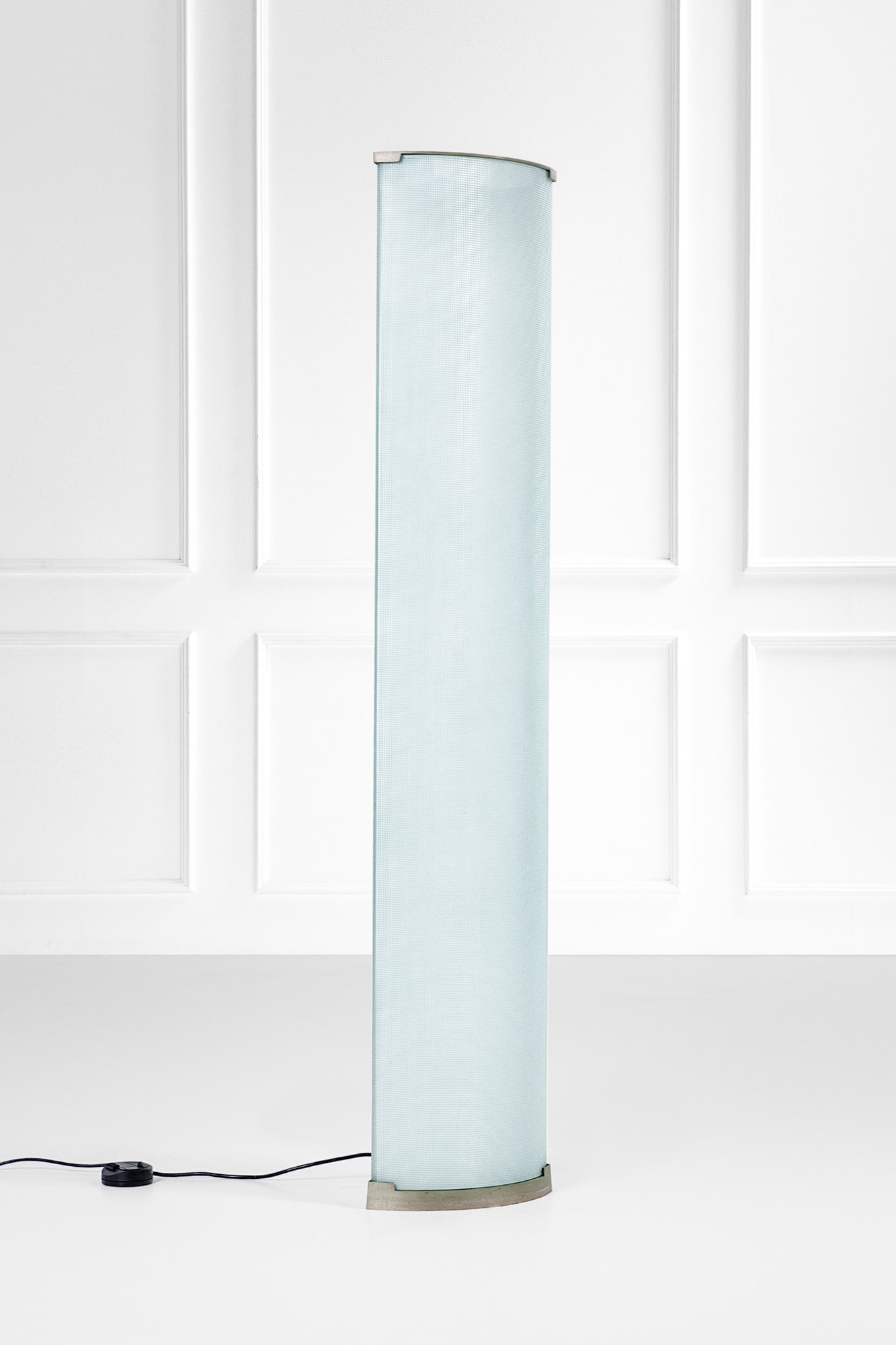 Gio Ponti. Lampada da terra mod. 2758 Pirellone: Lampada da terra mod. 2758 Pirellone Metallo nichelato, vetro curvato. Prod. Fontana Arte, 1970 ca. Etichetta del produttore. cm 184x38x17
