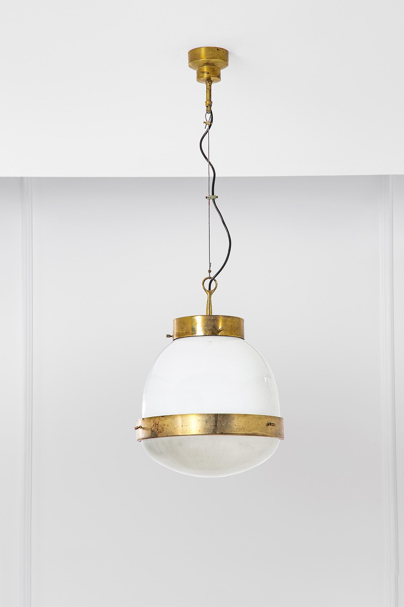 Sergio Mazza. Lampada a sospensione mod. Delta: Lampada a sospensione mod. Delta Ottone, vetro opalino, coppa in vetro pressato. Prod. Artemide, 1960 ca. Segnalazione Compasso d'Oro 1960. h cm 105, diam. cm 33 Literature: G. Gramigna, Repertorio