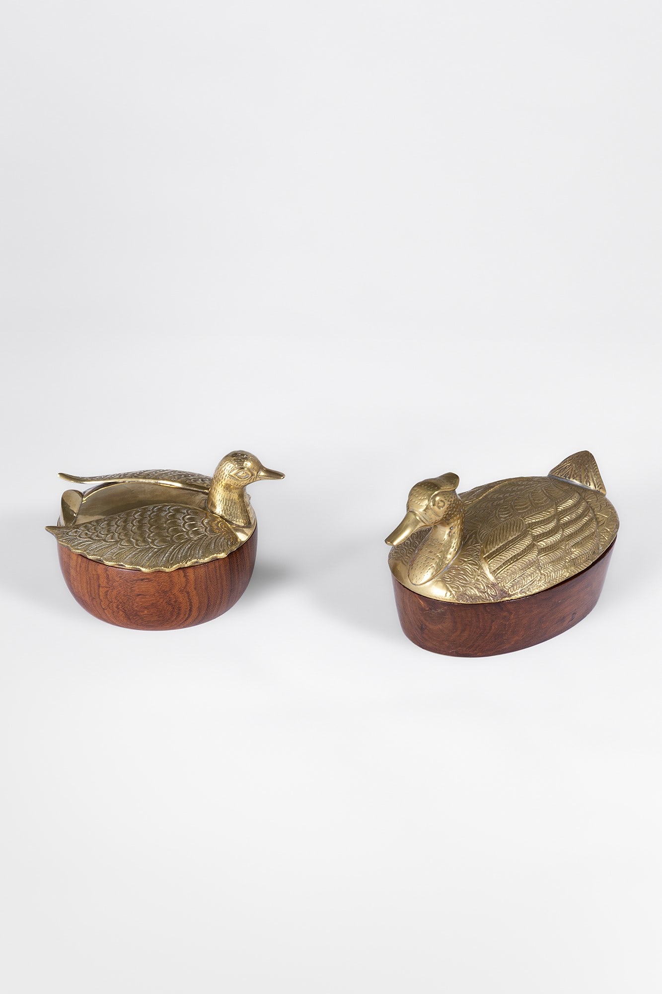 Due scatole portaoggetti con coperchio a guisa di anatra: Due scatole portaoggetti con coperchio a guisa di anatra Legno massello, ottone cesellato. 1970 ca. cm 11x19x11; cm 9x15x13