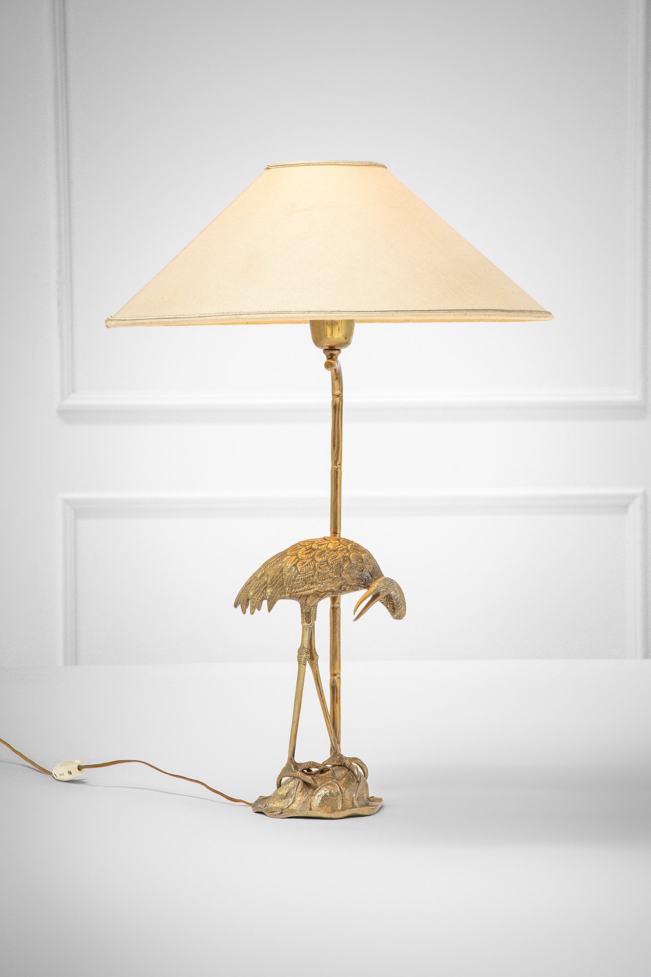 Lampada da tavolo: Lampada da tavolo Fusione di ottone dorato a guisa di gru, tessuto. 1970 ca. h cm 67, diam. cm 46