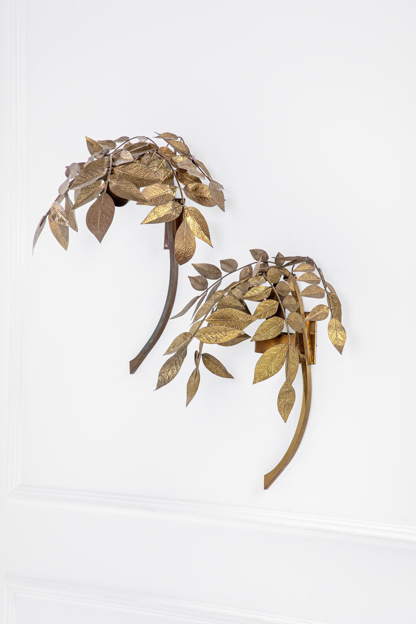 Carlo Giorgi. Due lampade da parete: Due lampade da parete Ottone dorato sbalzato a guisa di ramo con foglie. Prod. Bottega Gadda, 1970 ca. cm 58x46x42
