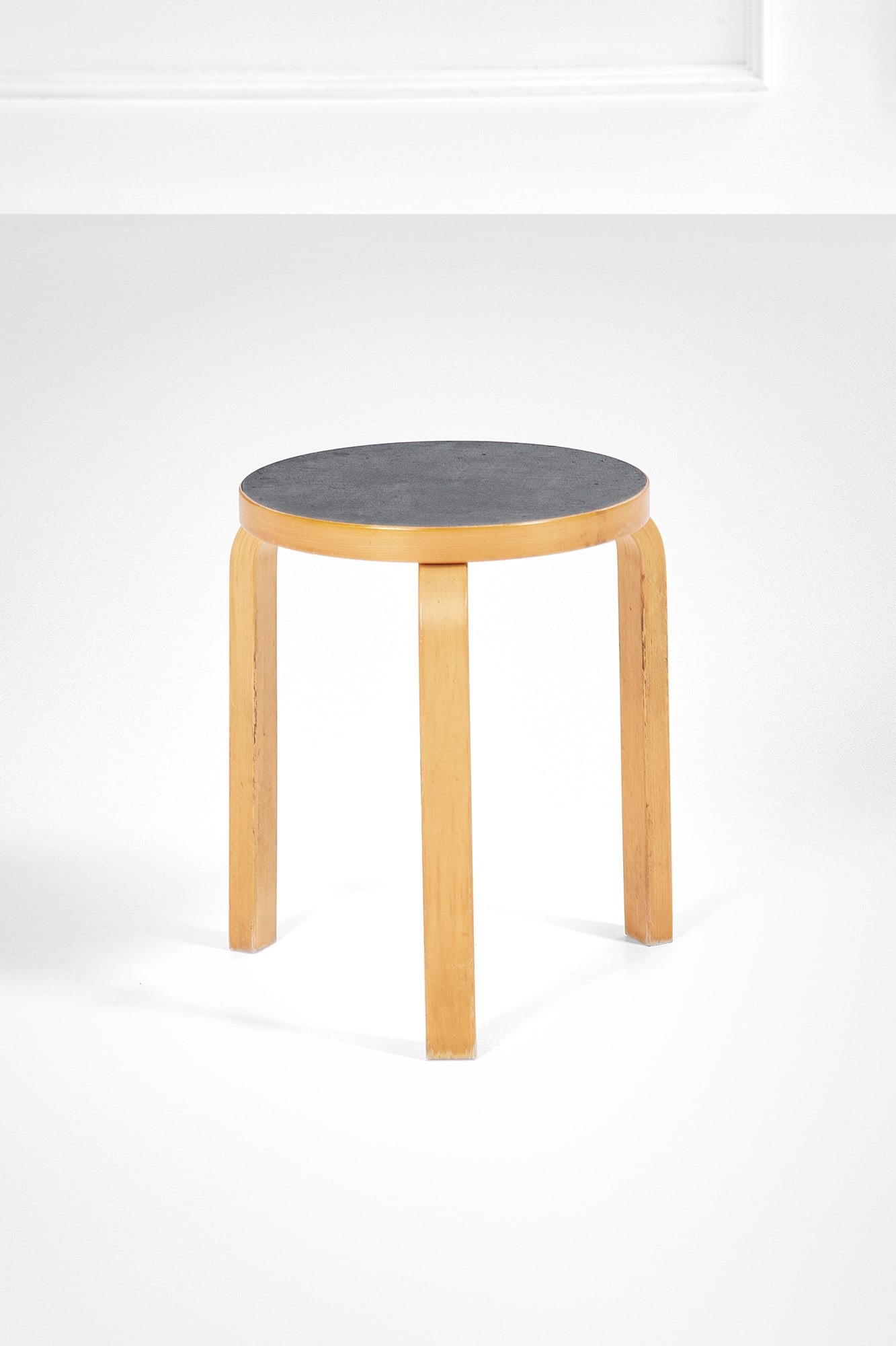 Alvar Aalto. Sgabello mod. 60: Sgabello mod. 60 Legno multistrato piegato a caldo, legno verniciato. Prod. Artek, 1960 ca. h cm 44, diam cm 37