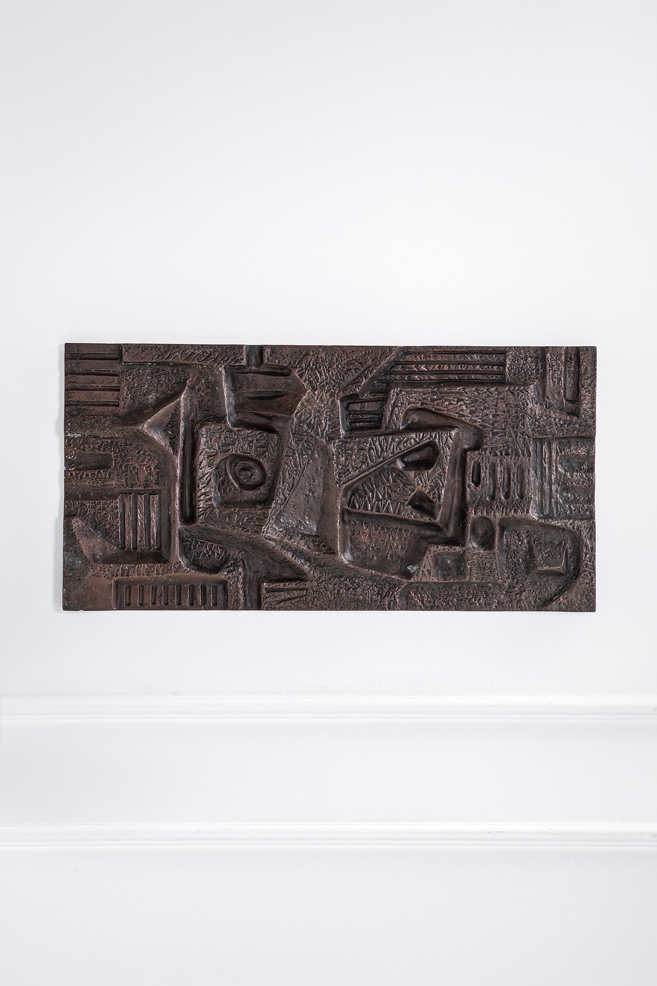 Costantino Nivola (attr.). Pannello scultoreo: Pannello scultoreo Metallo lavorato a sbalzo. 1960 ca. Provenienza: acquistato direttamente dall'artista dal precedente proprietario. cm 50x100x5