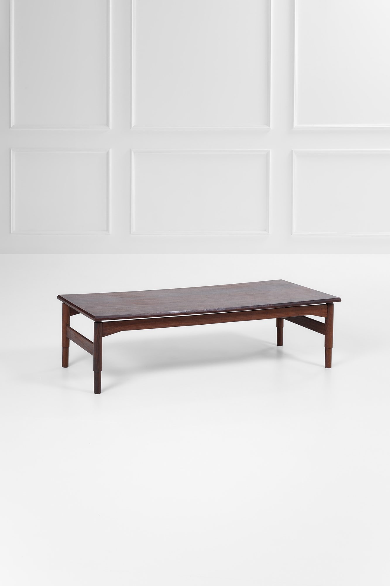 Tavolino: Tavolino Legno massello, legno impiallacciato. 1960 ca. cm 38x142x58