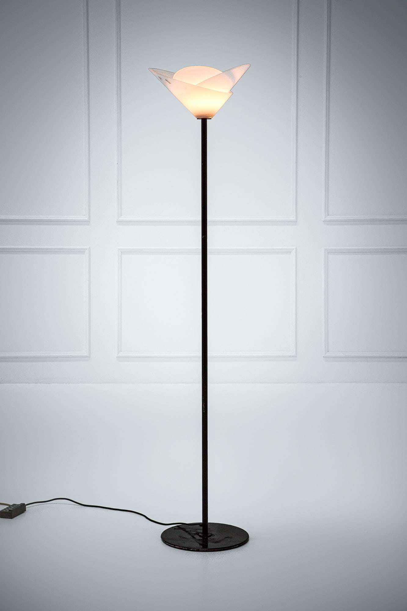 Carlo Nason. Lampada da terra: Lampada da terra Metallo verniciato, vetro incamiciato trasparente e bianco. Prod. A.V. Mazzega, 1970 ca. Etichetta del produttore. h cm 186, diam. cm 41