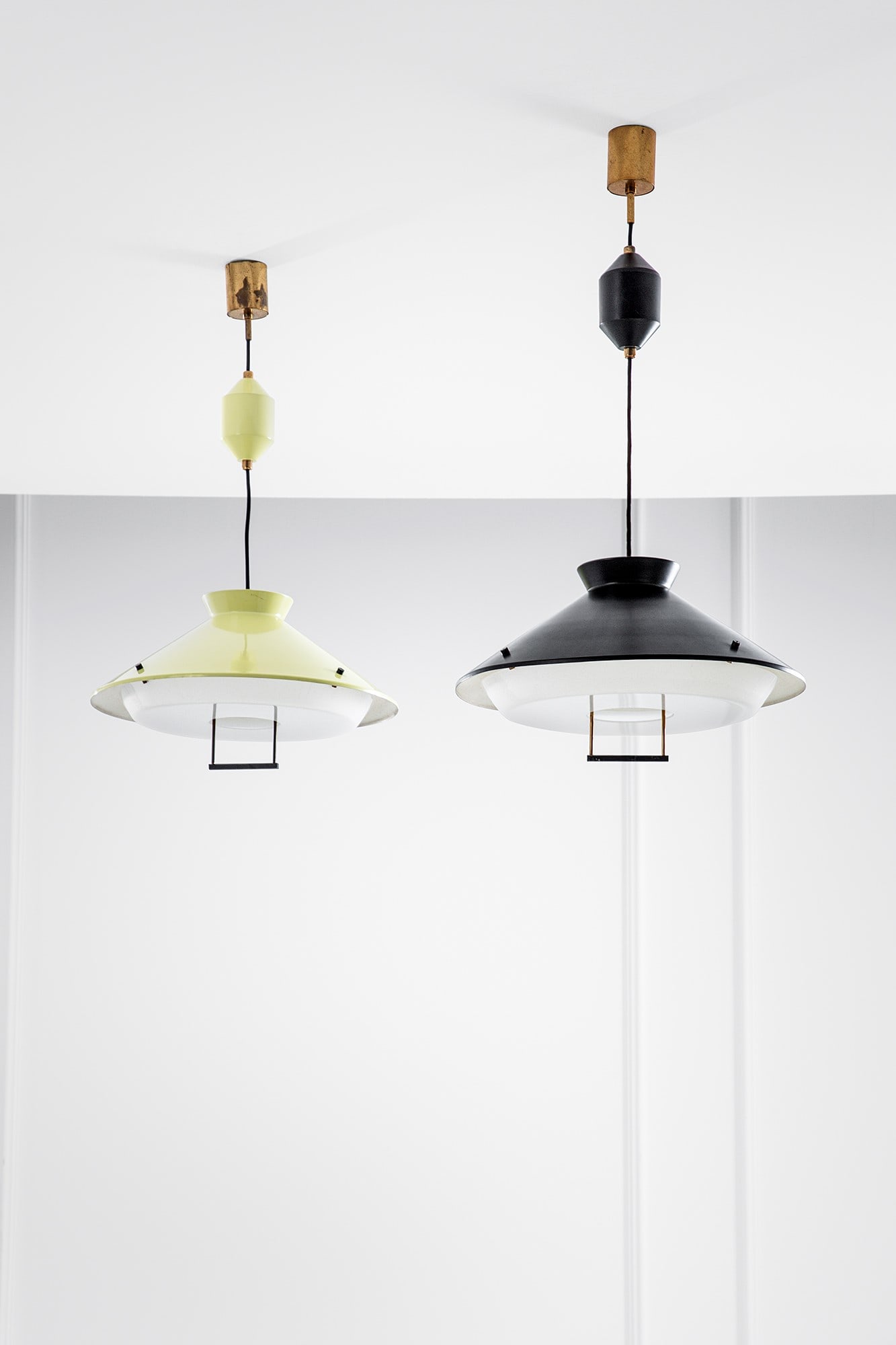 Stilnovo. Due lampade a sospensione con saliscendi mod. 1137 (1 of 5)