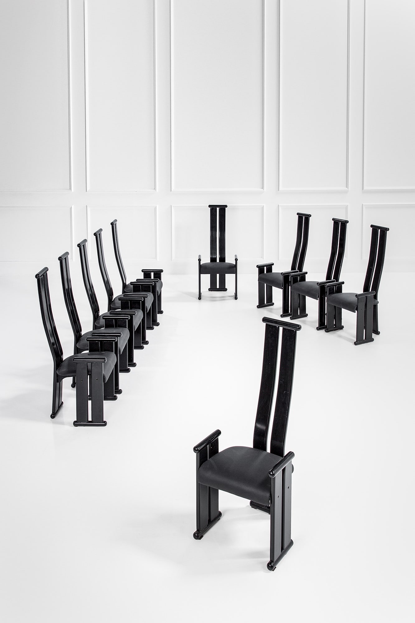 Dieci sedie: Dieci sedie Legno laccato, similpelle. 1980 ca. cm 118x51x51