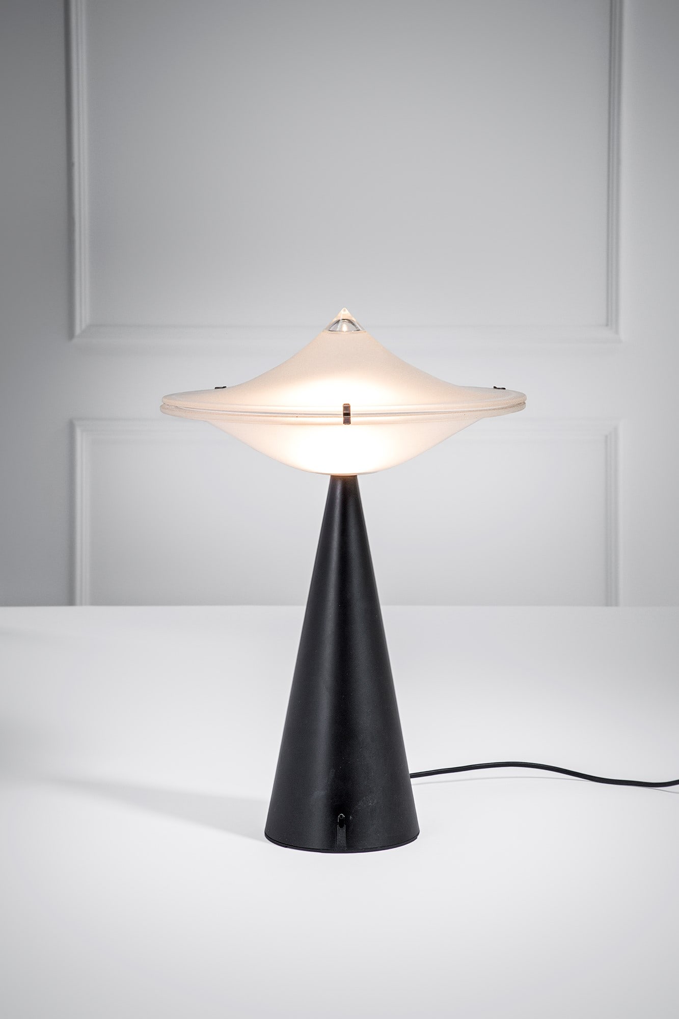 Luciano Cesaro. Lampada da tavolo mod. Alien (1 of 2)
