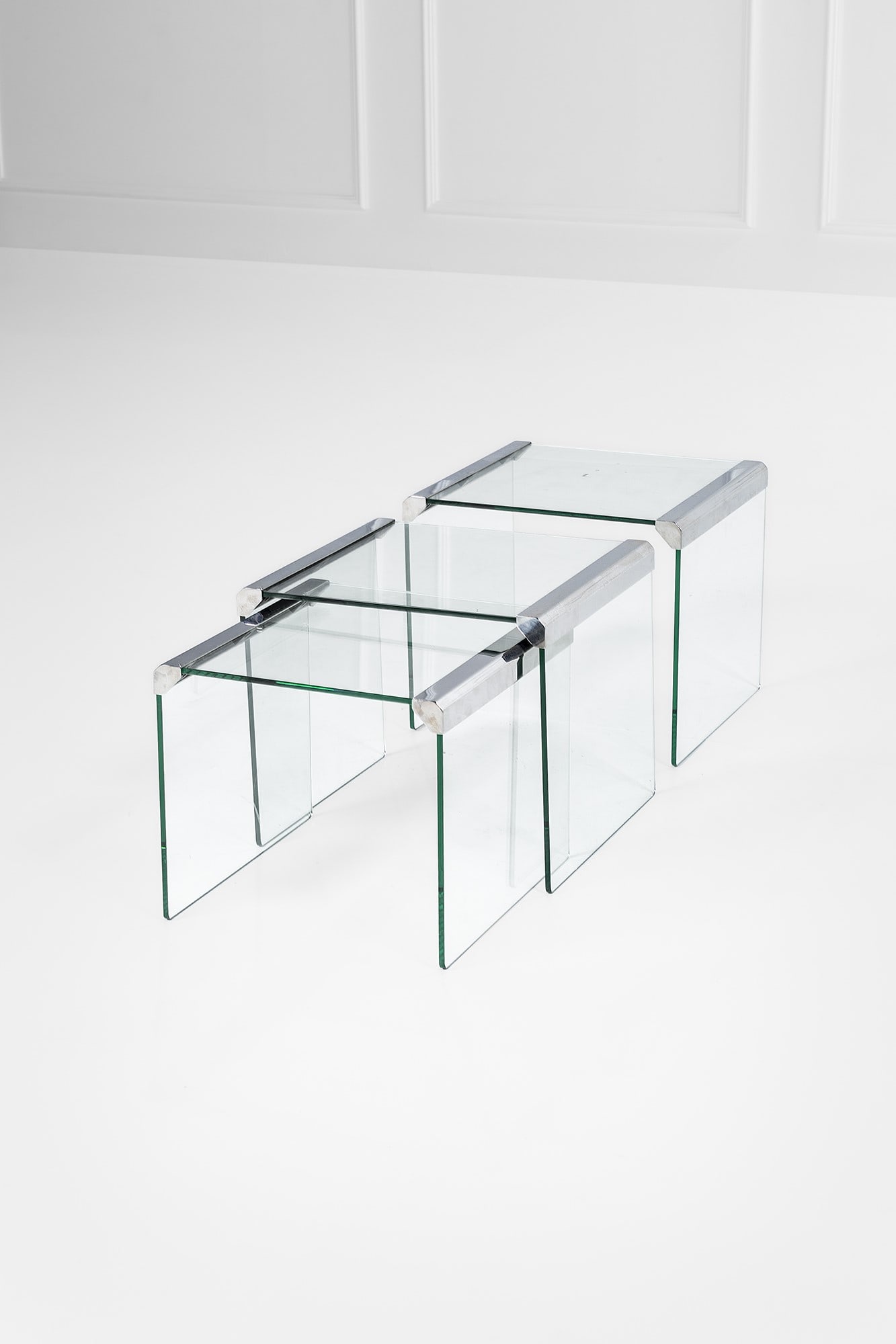 Gallotti & Radice. Tre tavolini: Tre tavolini Cristallo molato, metallo cromato. 1970 ca. cm 37x44x41; cm 34x39x41