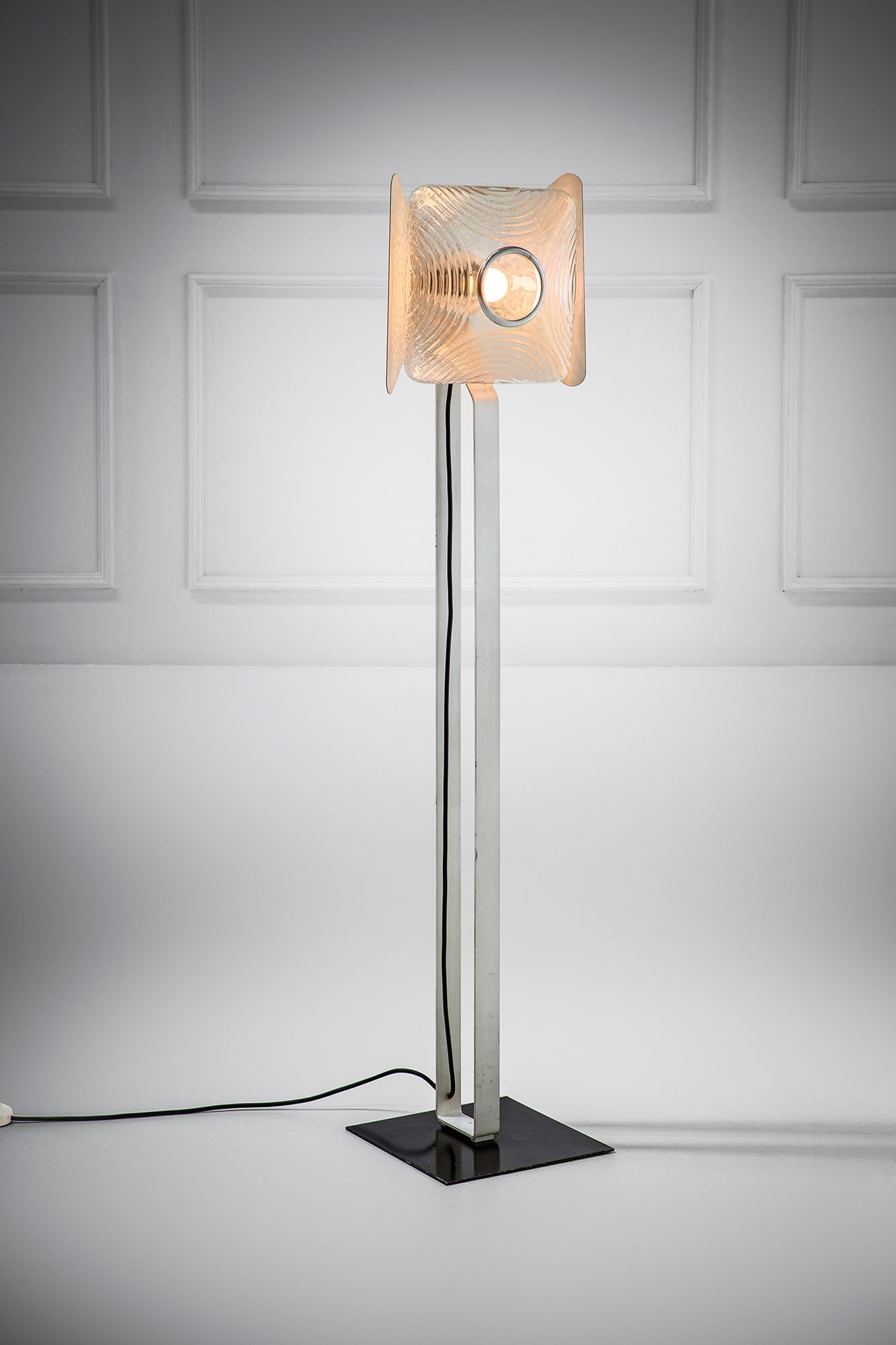 VeArt. Lampada da terra: Lampada da terra Ghisa, metallo verniciato, vetro stampato. Prod. VeArt, 1980 ca. cm 136x32x27