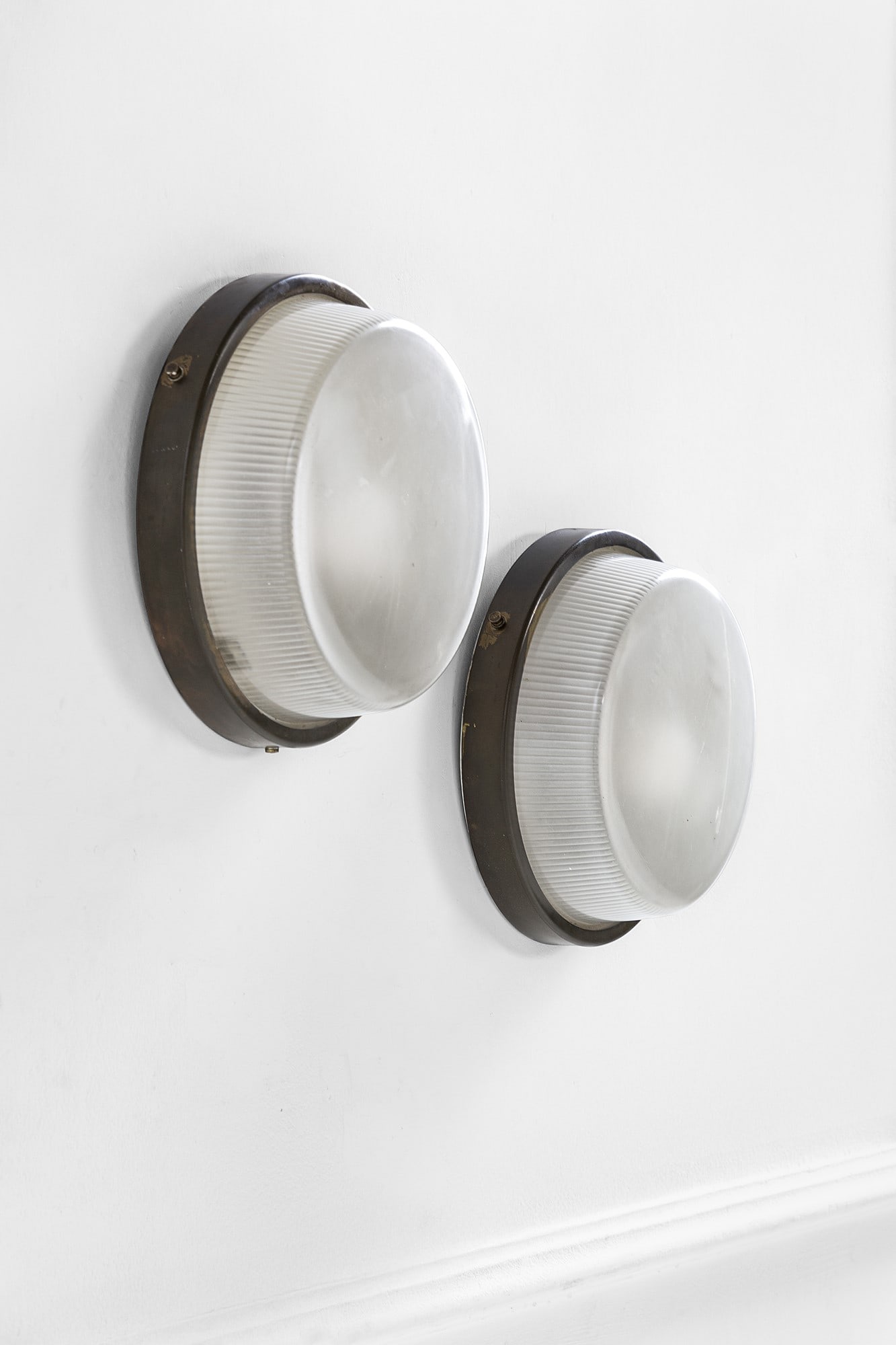 Azucena (attr.). Due lampade a plafone: Due lampade a plafone Vetro pressato prismatico sabbiato, ottone. 1950 ca. diam. cm 23, prof. cm 9