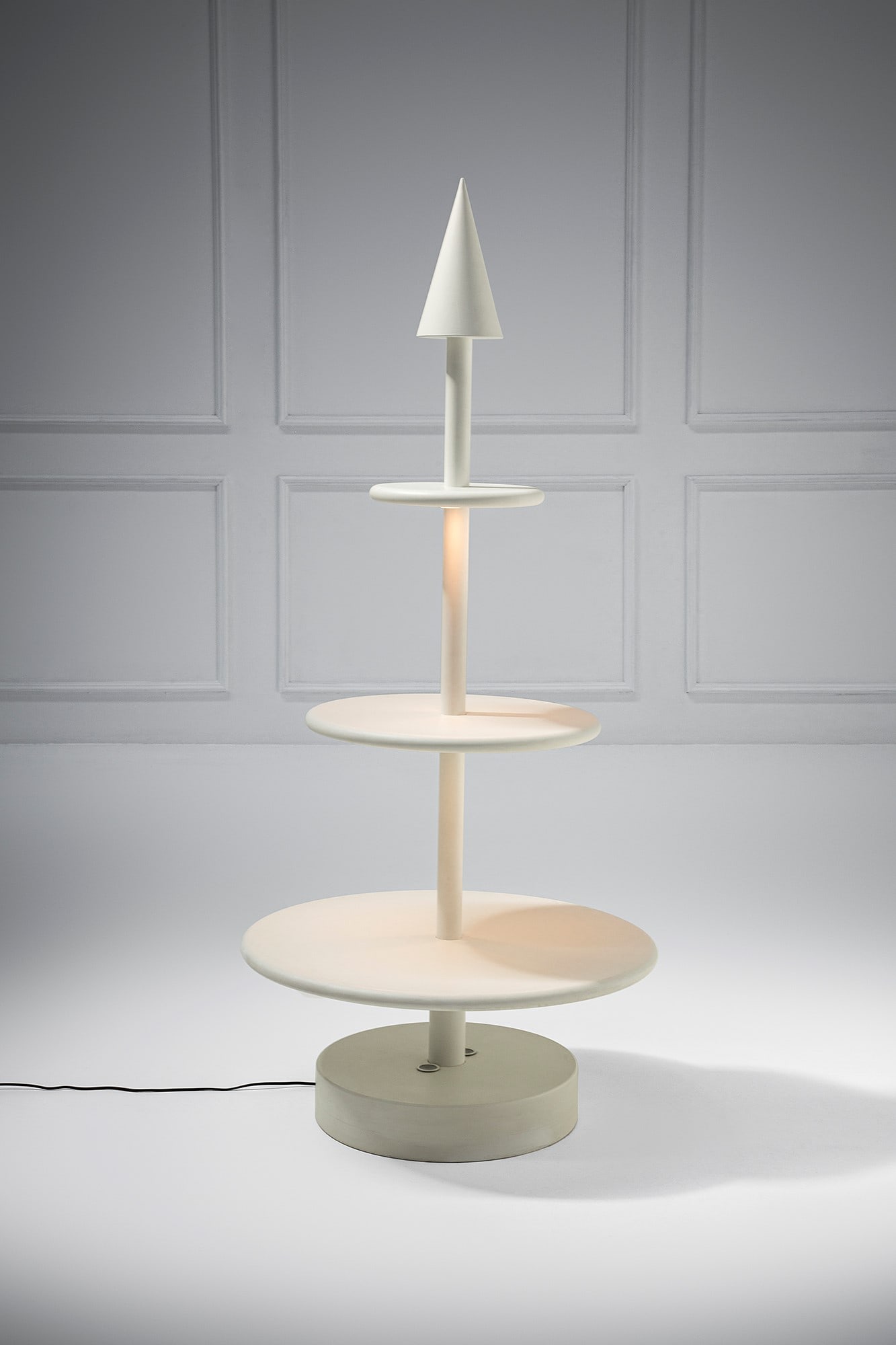 Fontana Arte. Espositore da centro con illuminazione integrata: Espositore da centro con illuminazione integrata Legno laccato, metallo verniciato, metallo cromato. Prod. Fontana Arte, 1990 ca. Prototipo realizzato in quattro esemplari (n. 3 di 4). h cm 180,