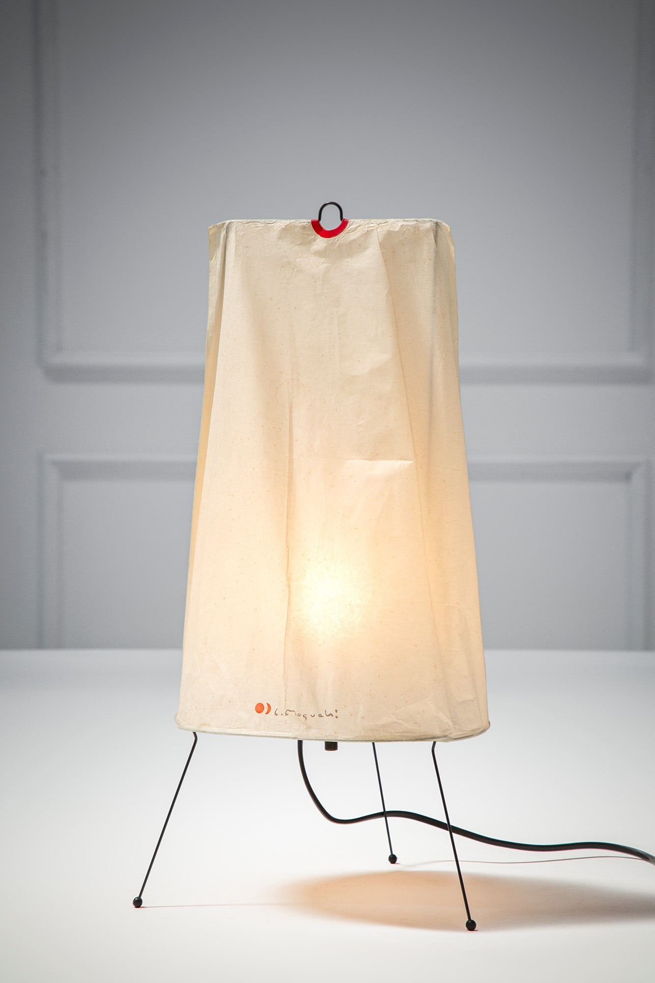 Isamu Noguchi. Lampada da tavolo mod.1P della serie Akari: Lampada da tavolo mod.1P della serie Akari Carta Washi, metallo verniciato. Edizione Ozeki, modello del 1978. Simbolo del designer sulla carta. h cm 47, largh. cm 21