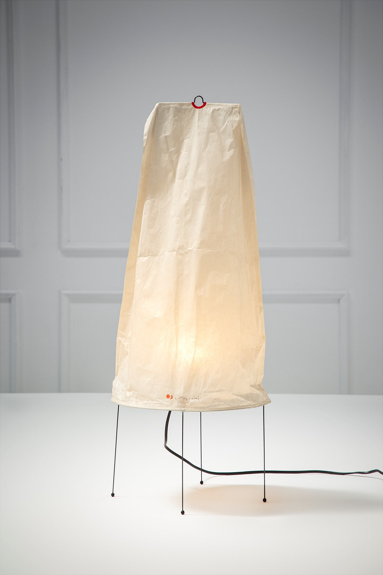 Isamu Noguchi. Lampada da tavolo mod.2P della serie Akari: Lampada da tavolo mod.2P della serie Akari Carta Washi, metallo verniciato. Edizione Ozeki, modello del 1978. Simbolo del designer sulla carta. h cm 75, largh. cm 28