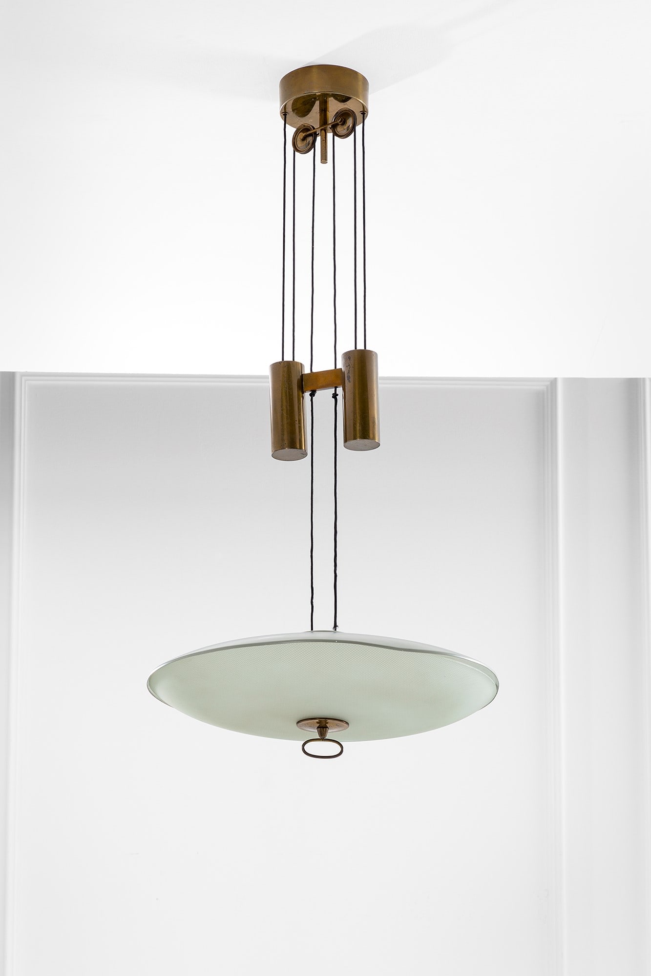 Max Ingrand. Lampada a sospensione con saliscendi mod. 1953: Lampada a sospensione con saliscendi mod. 1953 Ottone, metallo laccato, vetro stampato. Prod. Fontana Arte, 1950 ca. Rise-and-fall pendant light, model 1953 Brass, lacquered metal, moulded glass. Manu