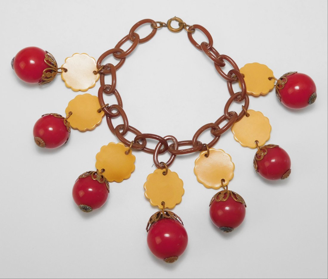 Vintage Plastic Dangling Bead Bracelet: Length: 9"