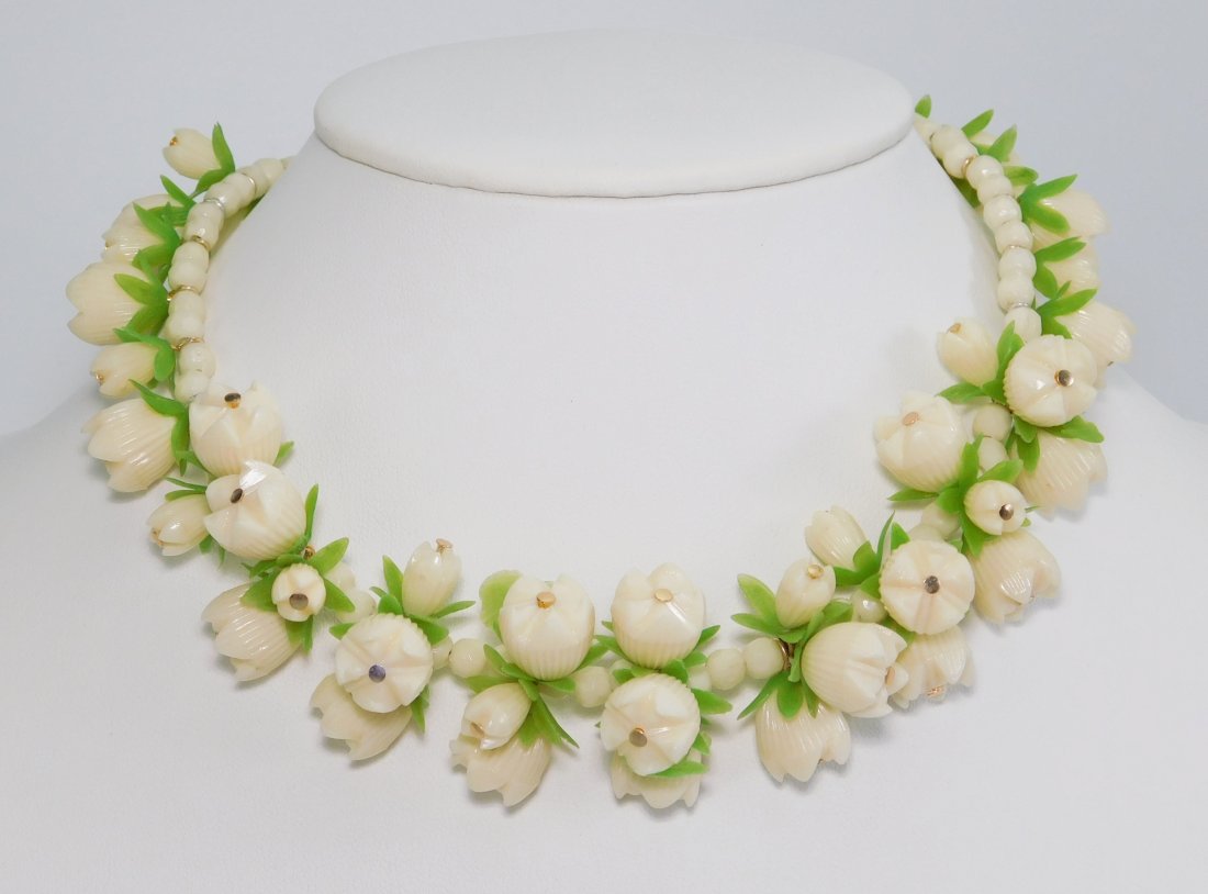 Vintage Plastic Flower Wire Choker Necklace: Adjustable