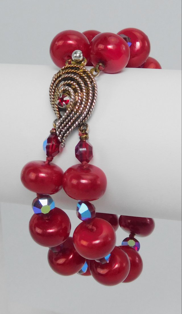Vintage Vogue Red Bead Bracelet: Bracelet: 7"