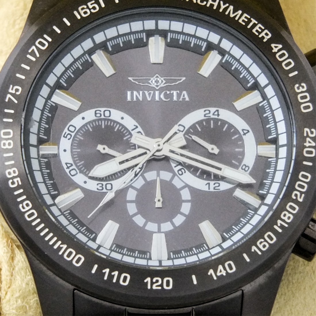 Invicta 21800 Speedway Chronograph 100m Watch: Men's Invicta 21800 Speedway Chronograph 100m Stainless Steel Watch. Japan movement. Extra links to accompany the lot. Size: 48mm. Please be advised that the gallery does not offer a warranty for the