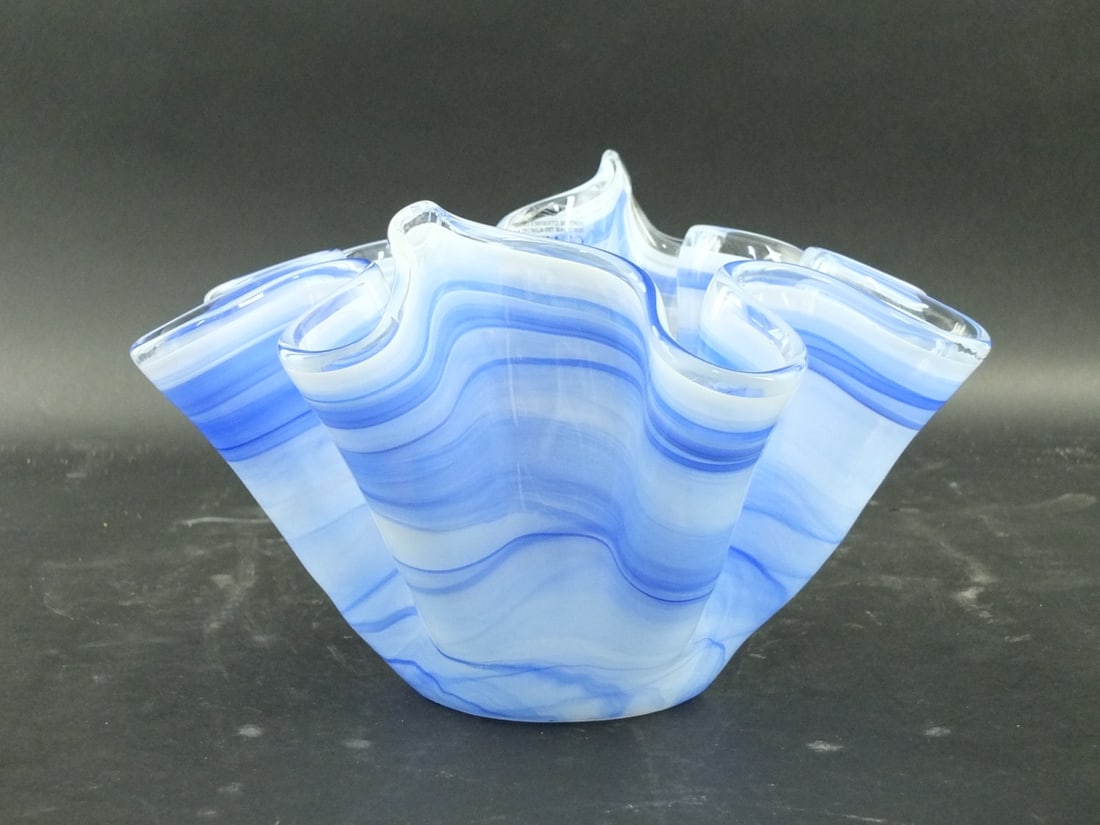 Vintage Murano Vetro Eseguito Handkerchief Bowl: Vintage Murano Vetro Eseguito Art Glass Handkerchief Bowl. Original factory label attached to the surface. Measures 7-3/4" x 12-3/4". Condition: Good condition. Estimate 100.00 - 300.00 Domestic shipp