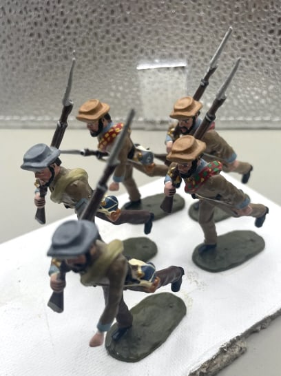 Britain's Confederate Toy Soldiers: Lot of Five (5) Britain's Confederate Toy Soldiers. Provenance Arthur Kavanaugh collection. Condition: Good condition. Estimate 50 - 150 Domestic shipping Third party
