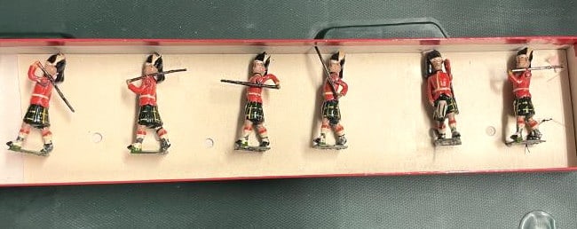 Britain's #77 Gordon Highlanders Toy Soldiers (1 of 2)