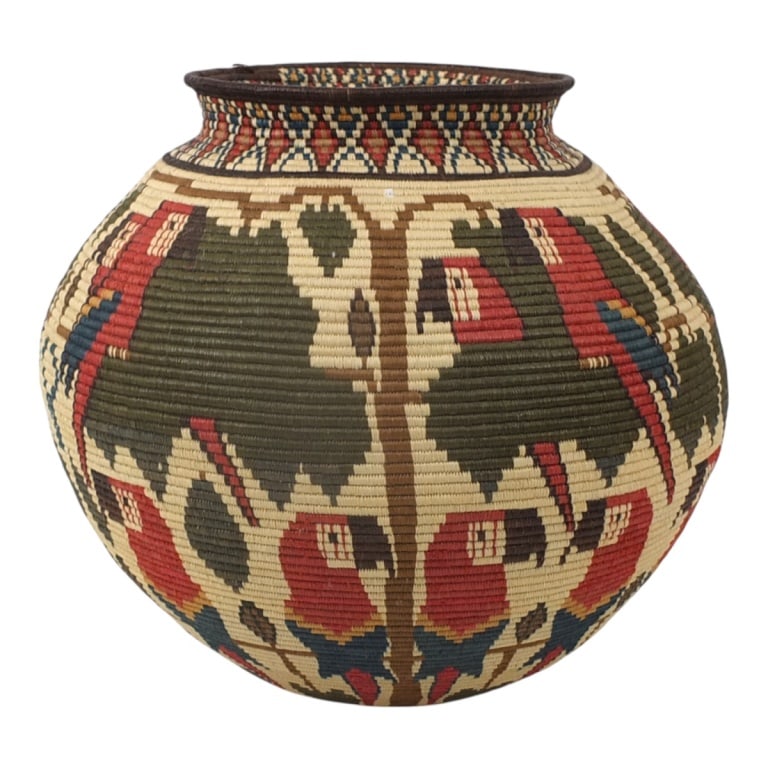 Panamanian Wounaan Embera Rainforest Basket: Panamanian Wounaan Embera Rainforest Basket. A highly detailed, coiled basket woven by the Wounaan and Emberá people of Panama. Unsigned. Measures 9-1/2" H x 10-1/2" diameter. Condition: Very good co