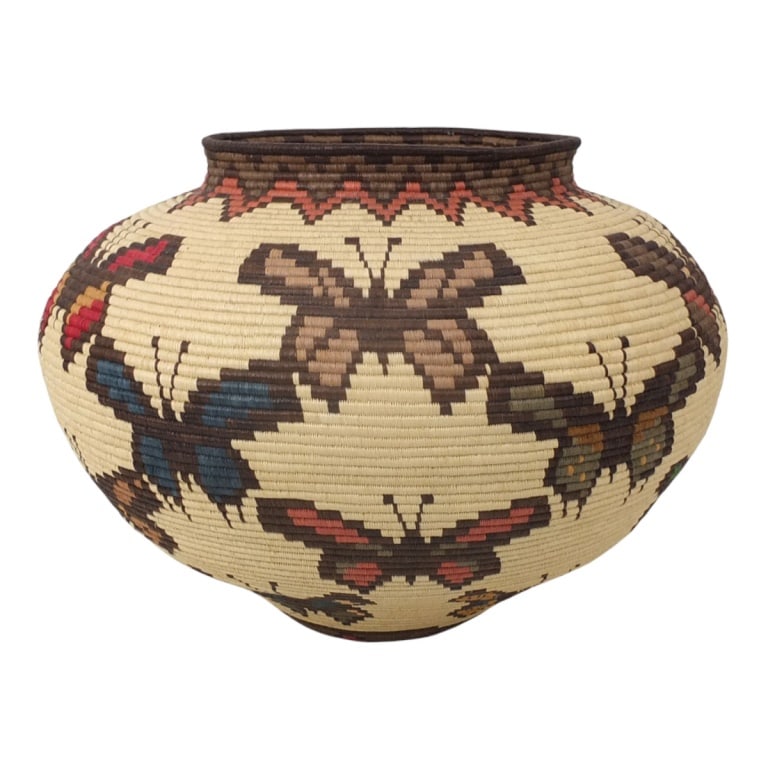 Panamanian Wounaan Hosig Di Basket: A Wounaan Hosig Di Basket. A highly detailed, coiled basket woven by the Wounaan and Emberá people of Panama. Old label affixed to bottom: IBI. Measures 10-1/4" H x 14" diameter. Condition: Very good
