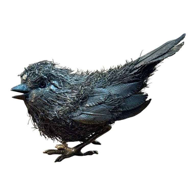 Mario Buccellati, Italian (1891 - 1965): Mario Buccellati, Italian (1891 - 1965) sterling silver model of a bird. Marked on the underside. Measures 2" x 2-1/2" x 1-1/2". Approx. weight: 35.4 grams. Condition: Good condition. Estimate 1000 -