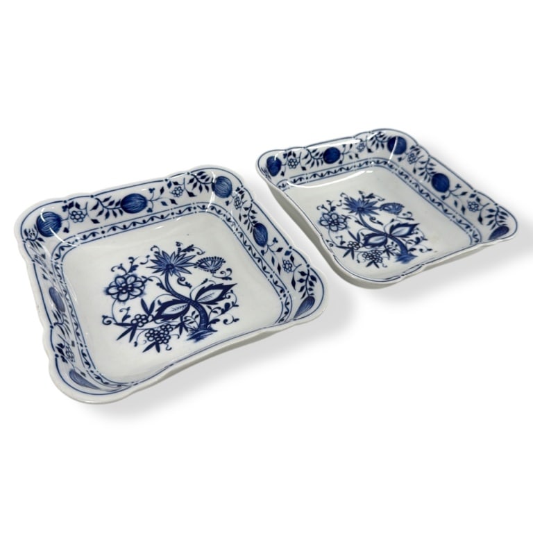 Pair Kahla Blue Onion Square Serving Dishes: Pair Kahla Zwiebelmuster Blue Onion Square Serving Dishes. Signed. Measures 2" x 7-3/4". Condition: Good condition with no chips or cracks. Estimate 60 - 90 Domestic shipping Third Party
