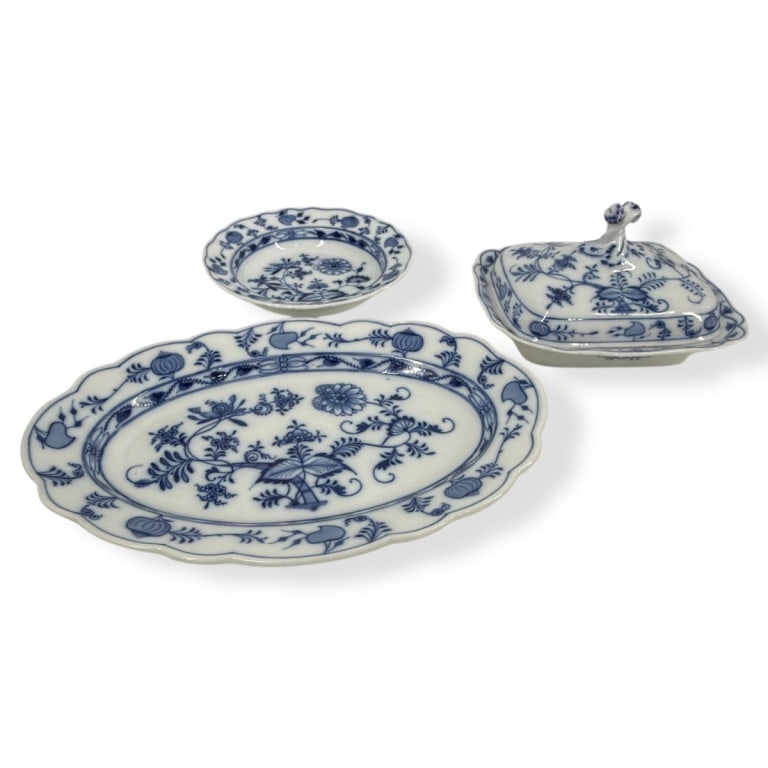 3 Meissen Blue Onion Dinnerware Serving Pieces: 3 Meissen Blue Onion Dinnerware Serving Pieces. Includes: Covered Butter Dish 5-1/2" H x 9-3/4" x 7-3/4", Oval platter 15-1/4" x 10-1/2"; Serving bowl 9". All pieces marked on bottom. Condition: Good